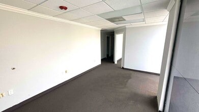 2740 E Oakland Park Blvd, Fort Lauderdale, FL for lease Interior Photo- Image 2 of 13