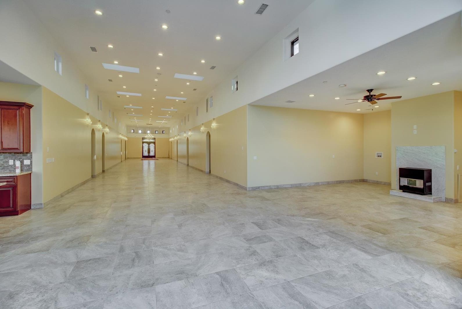 5647 Beckford Ave, Tarzana, CA for lease Interior Photo- Image 1 of 9