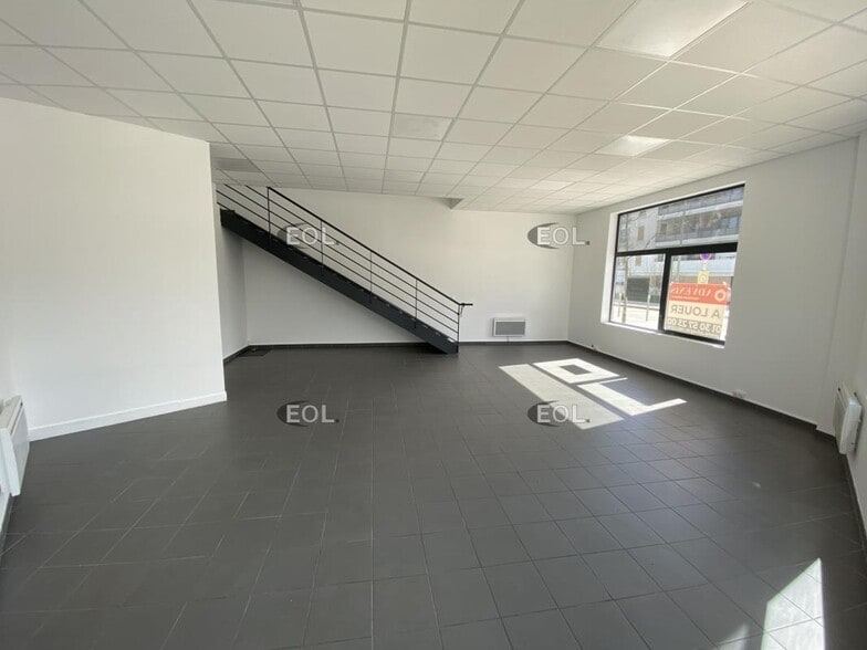 Industrial in SAINT CYR L ECOLE for lease - Interior Photo - Image 3 of 5
