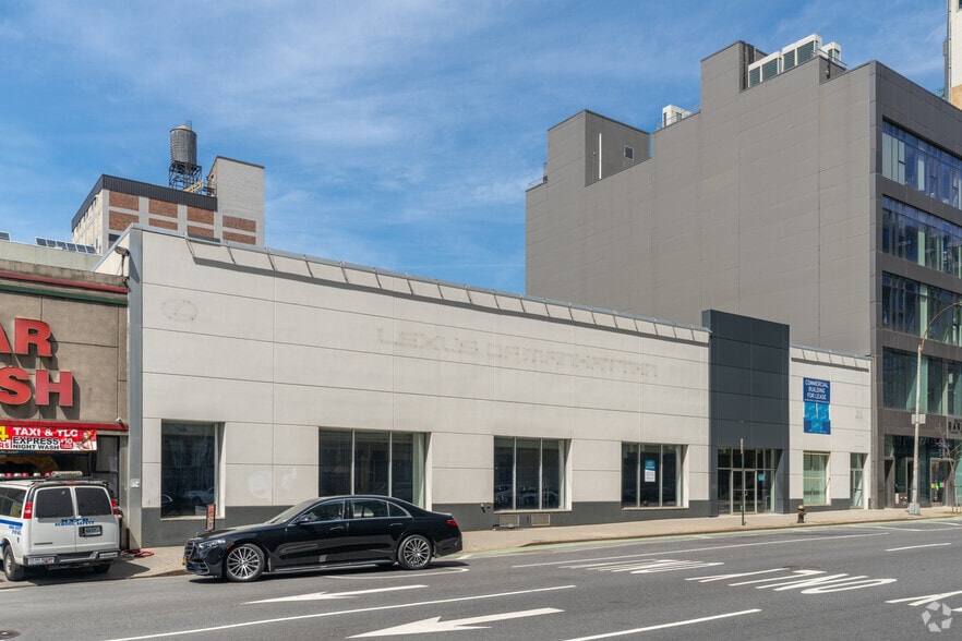 627 11th Ave, New York, NY for lease - Building Photo - Image 2 of 6