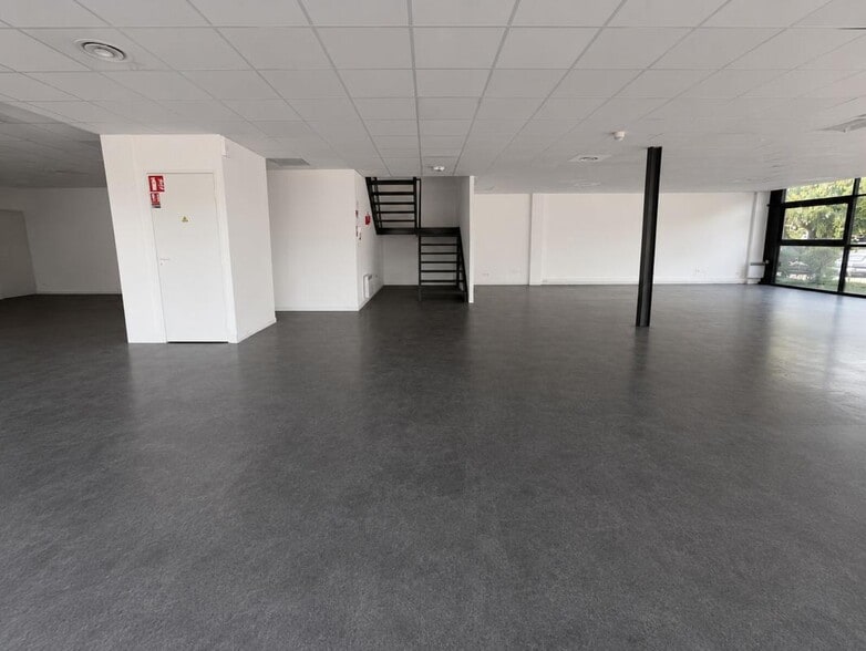 Flex in Décines-Charpieu for lease - Interior Photo - Image 3 of 5