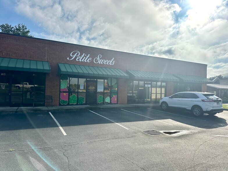 2726 E Oakland Ave, Johnson City, TN à louer - Photo du bâtiment - Image 2 de 2