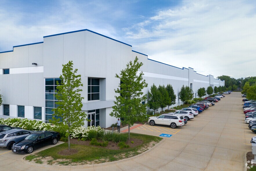 851-899 E Park Ave, Libertyville, IL for lease - Building Photo - Image 2 of 13