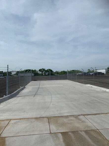 5894 E Berry St, Fort Worth, TX for lease - Building Photo - Image 2 of 8