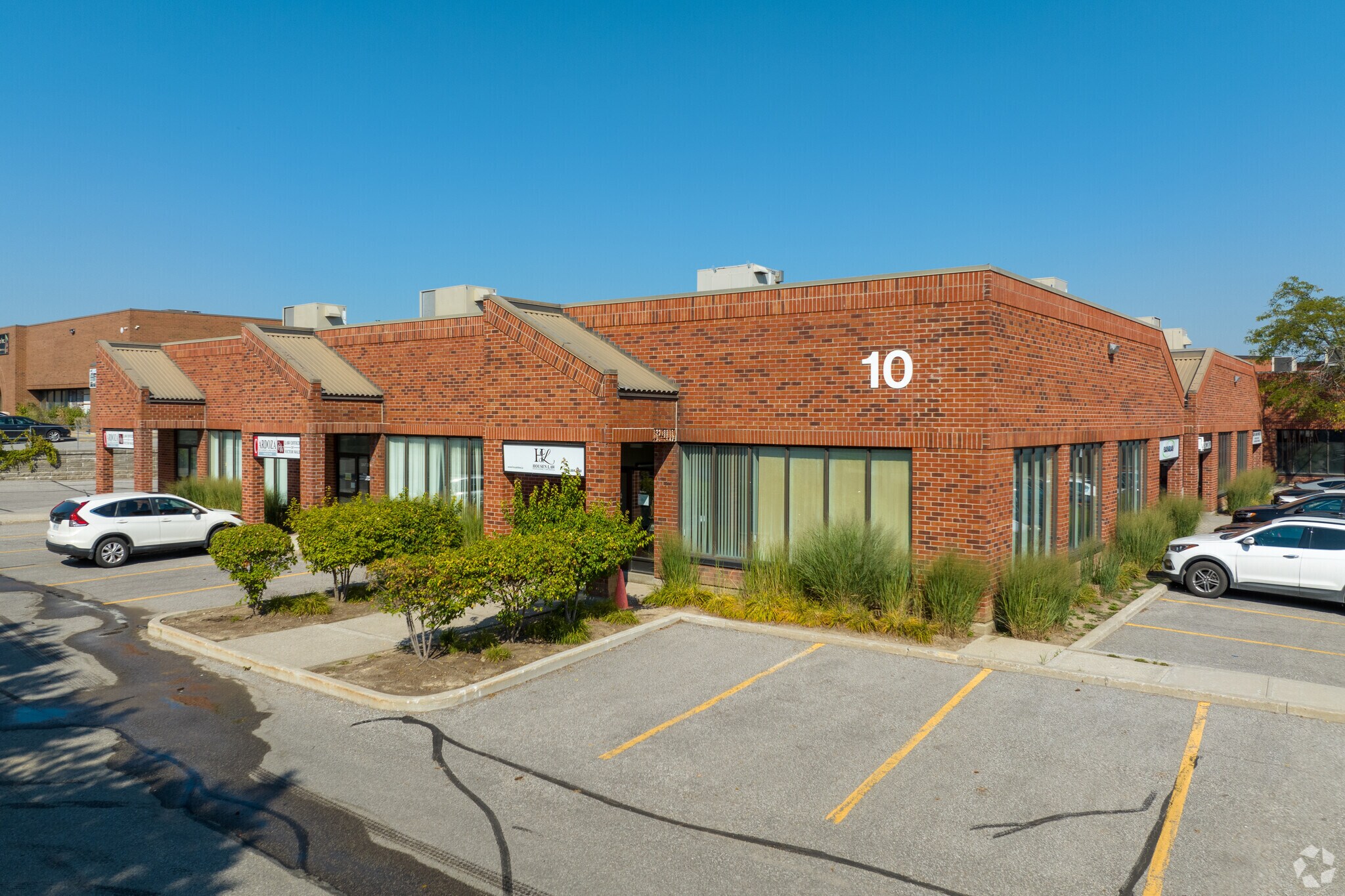 10 W Pearce St, Richmond Hill, ON à louer Photo principale- Image 1 de 11