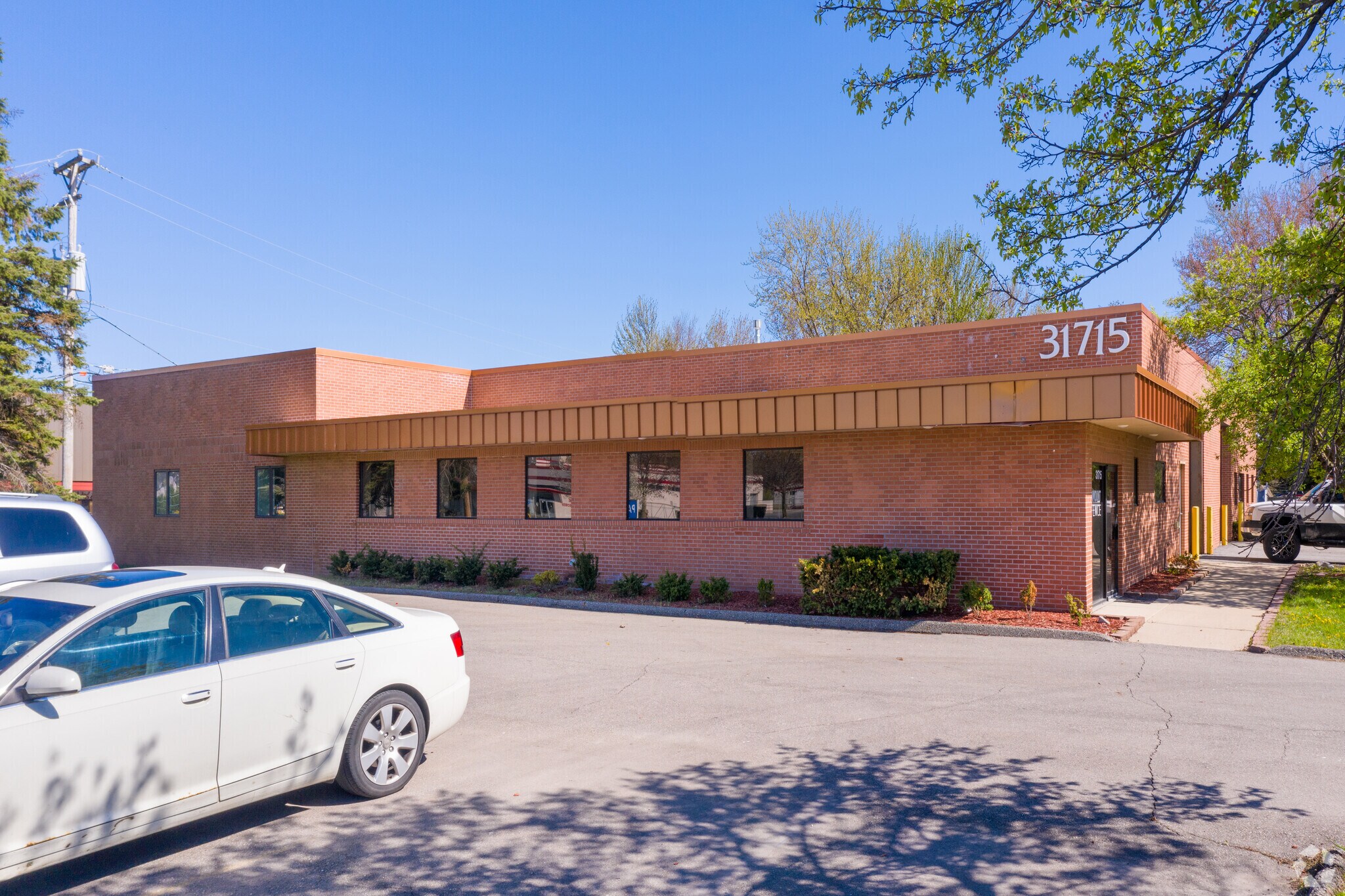 31711-31715 W 8 Mile Rd, Livonia, MI à louer Photo principale- Image 1 de 11