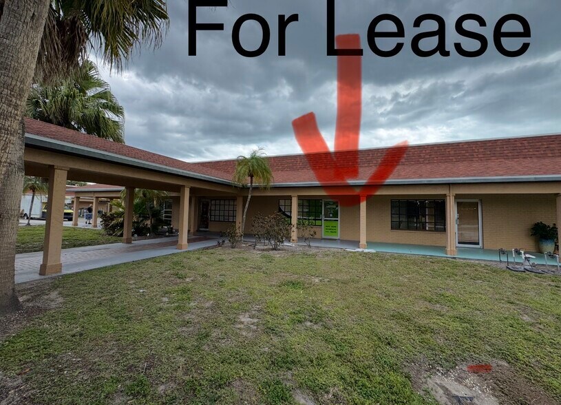 7050 Winkler Rd, Fort Myers, FL à louer - Photo du bâtiment - Image 3 de 9