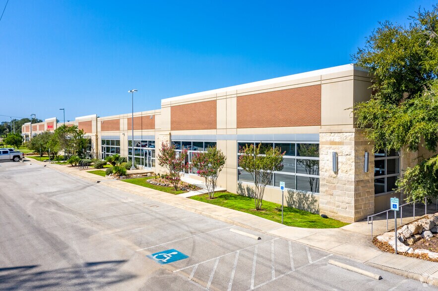 1718 Dry Creek Way, San Antonio, TX à louer - Photo du bâtiment - Image 2 de 11