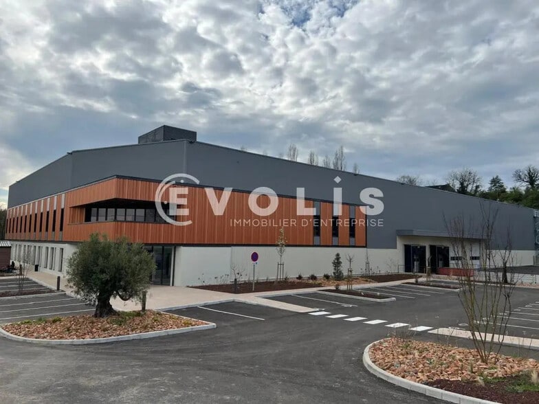 Office in Saint-Laurent-de-Mure for lease - Building Photo - Image 2 of 3