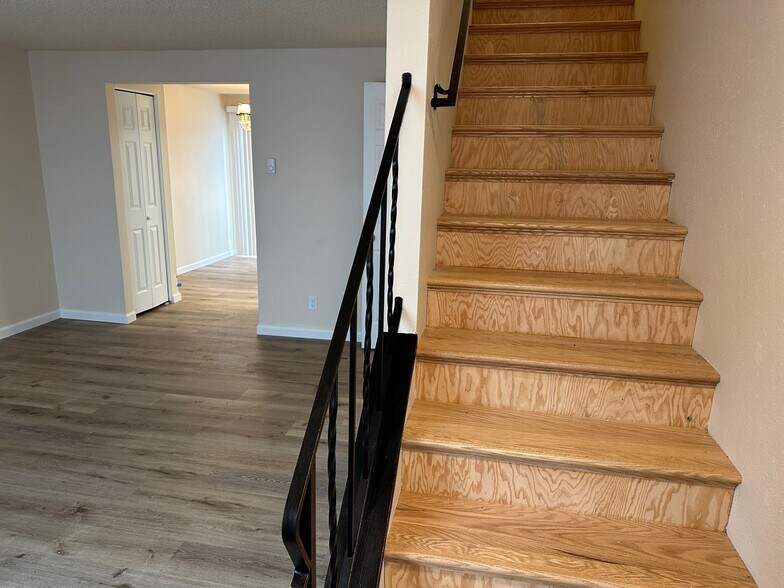 2433 SE 139th Ave, Portland, OR à vendre - Photo du bâtiment - Image 2 de 23