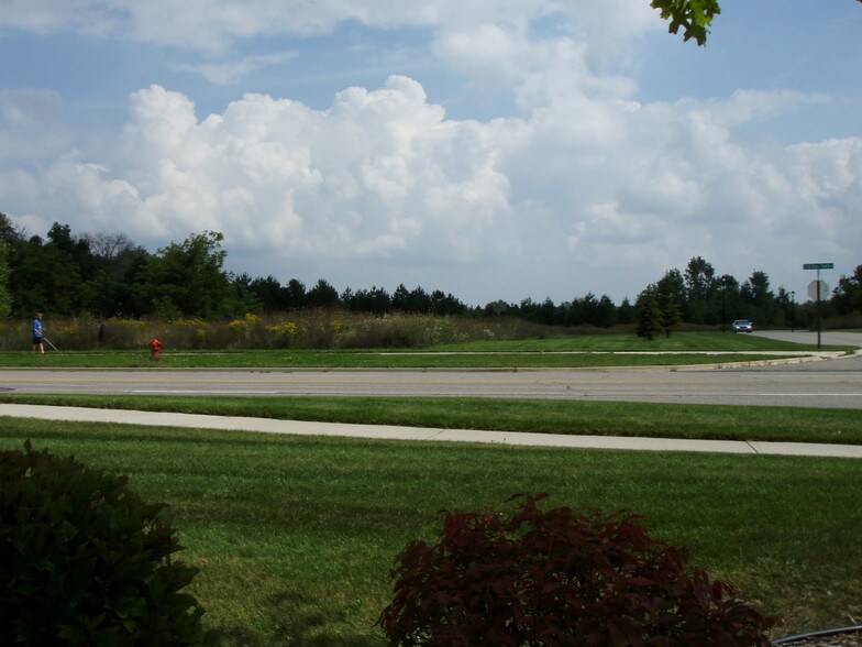 Central Park/Times Square Dr, Okemos, MI à vendre - Photo du bâtiment - Image 2 de 2