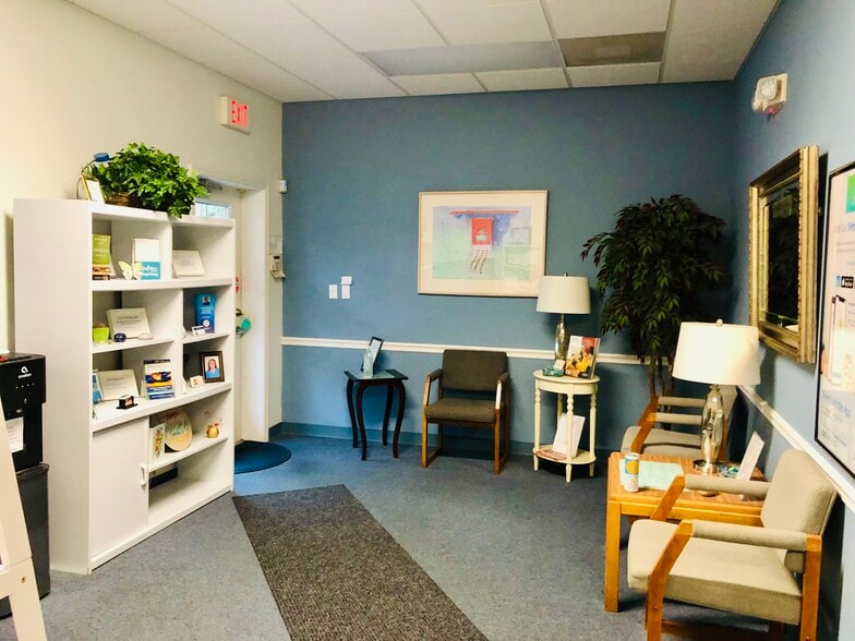 214 Pasadena Ave S, Saint Petersburg, FL for lease - Interior Photo - Image 2 of 12