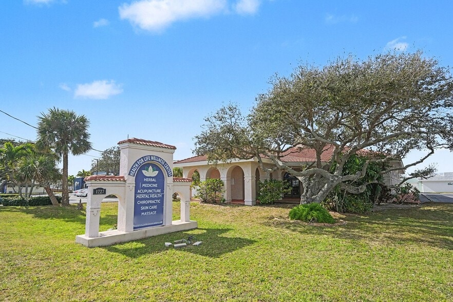 1727 N Atlantic Ave, Cocoa Beach, FL for lease - Primary Photo - Image 1 of 25