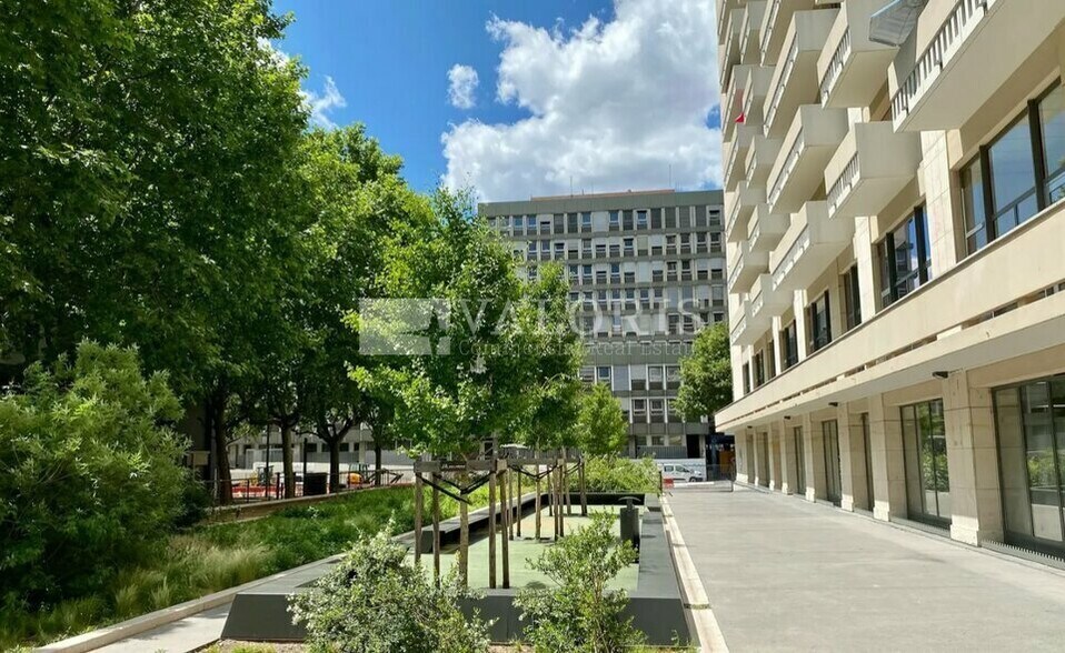 Office in Lyon for lease - Building Photo - Image 2 of 8