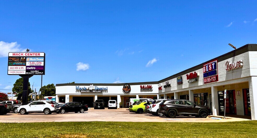 1607 E McKinney St, Denton, TX à louer - Photo du bâtiment - Image 2 de 5