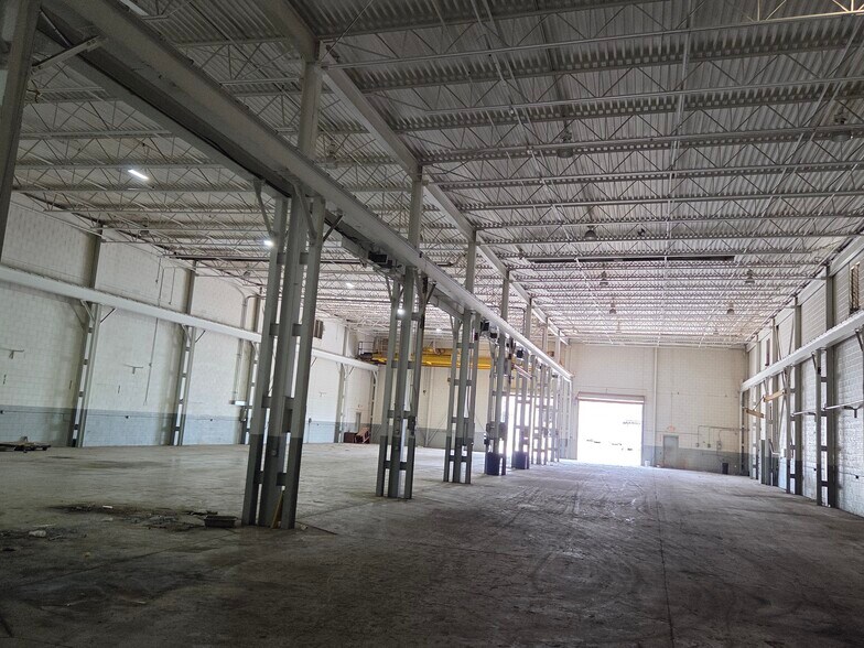 44538 Macomb Industrial Dr, Clinton Township, MI à louer - Photo intérieure - Image 3 de 5