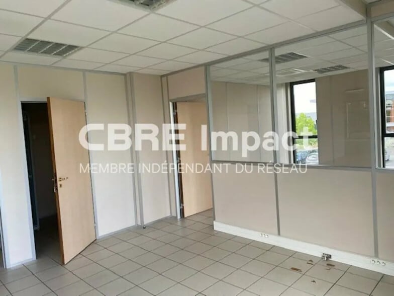 Office in Reims for lease - Building Photo - Image 2 of 12