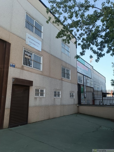 Industrial in Parla, Madrid for lease - Primary Photo - Image 1 of 1