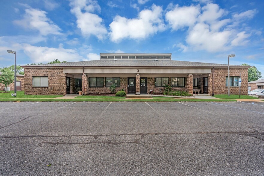 301-303 Candlewood Cmn, Howell, NJ for lease - Primary Photo - Image 1 of 24