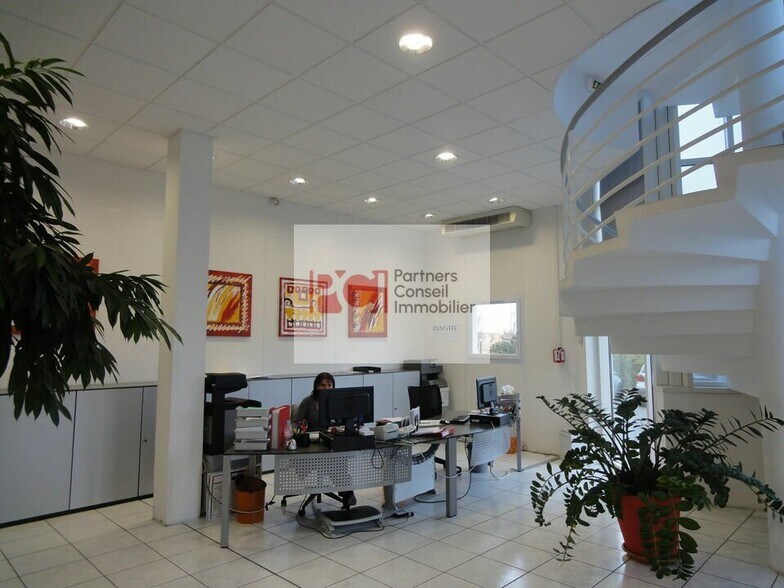 Flex in Lunel for lease - Interior Photo - Image 2 of 3