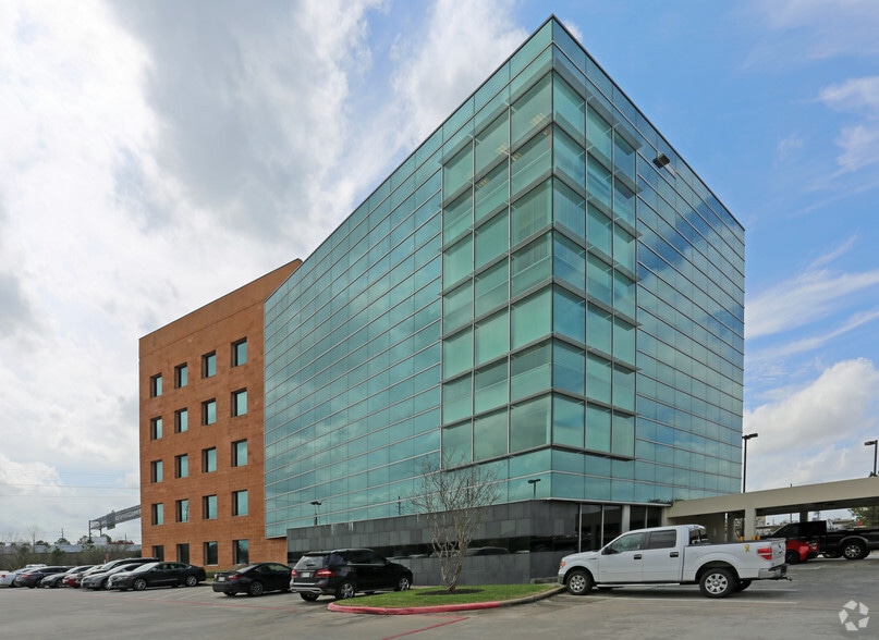 7908 N Sam Houston Pky W, Houston, TX à louer - Photo du bâtiment - Image 3 de 3