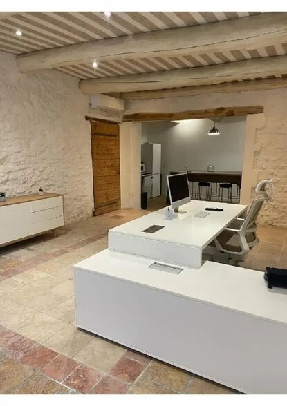 Retail in L'ISLE-SUR-LA-SORGUE for lease - Interior Photo - Image 2 of 5