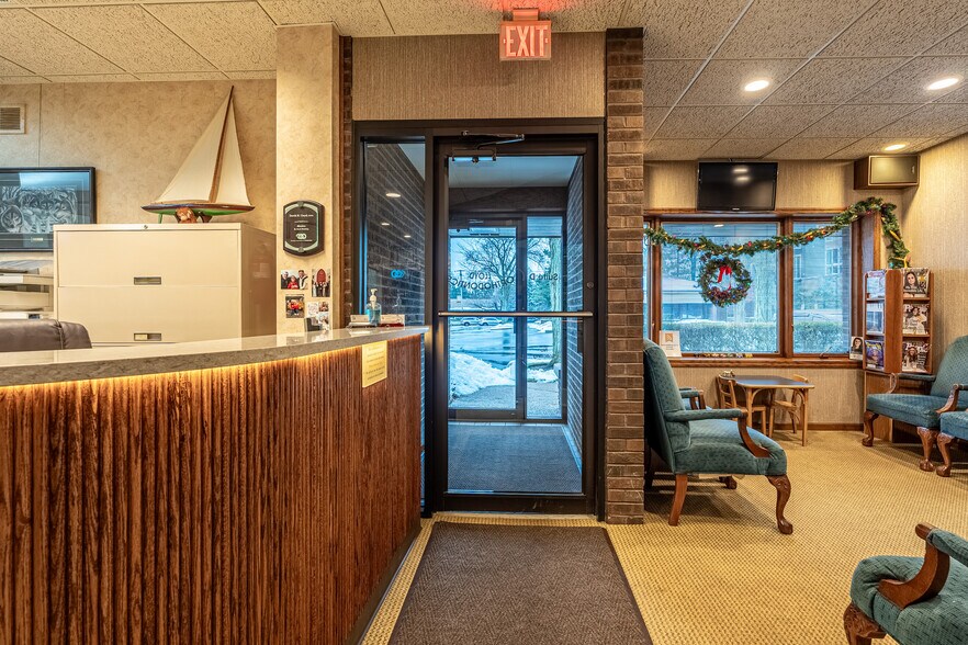 915 N Milwaukee Ave, Libertyville, IL à louer - Photo du bâtiment - Image 2 de 10