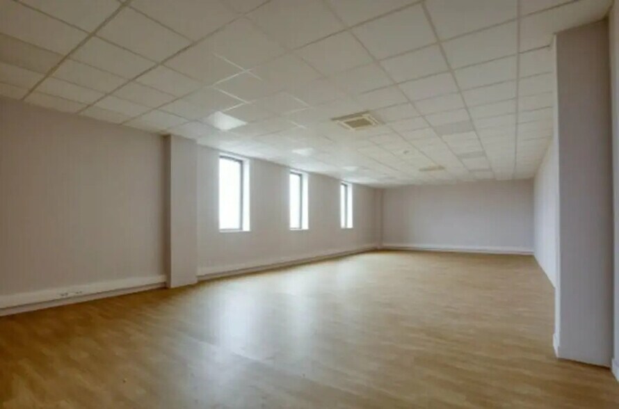 Local d'activités dans Persan à vendre - Photo intérieure - Image 3 de 3