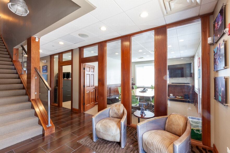 55 Ogden Ave, Clarendon Hills, IL for sale - Interior Photo - Image 2 of 11