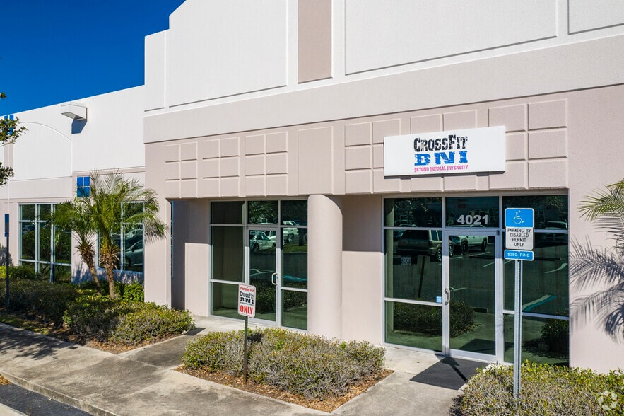 4015-4037 Crescent Park Dr, Riverview, FL à louer - Photo du bâtiment - Image 3 de 17