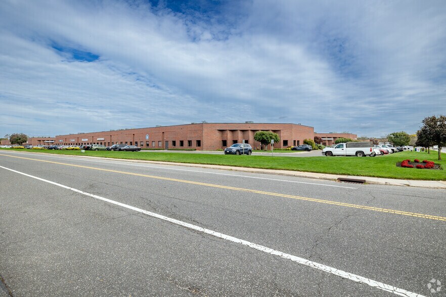 701 Koehler Ave, Ronkonkoma, NY à louer - Photo du bâtiment - Image 3 de 5