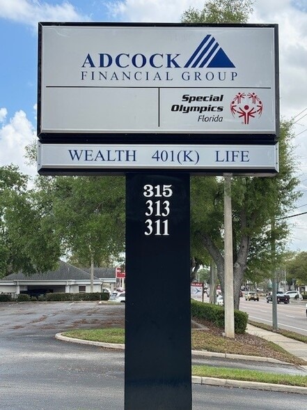 313 W Fletcher Ave, Tampa, FL à louer - Photo du bâtiment - Image 2 de 2