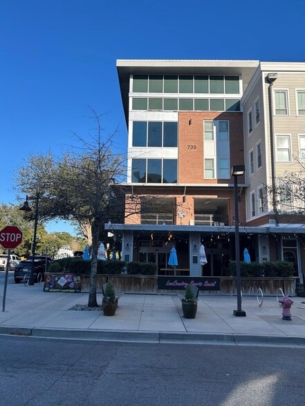 725-735 Coleman Blvd, Mount Pleasant, SC for lease - Building Photo - Image 3 of 17