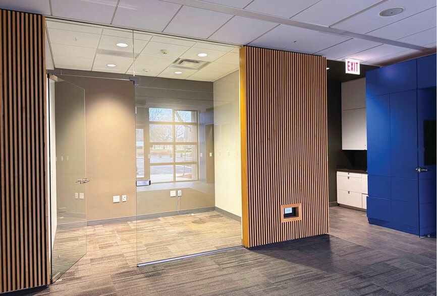 320 W Diehl Rd, Naperville, IL for lease - Interior Photo - Image 3 of 5