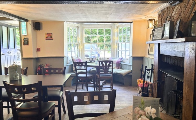 12 Clay Hill, Lyndhurst for sale - Interior Photo - Image 2 of 4