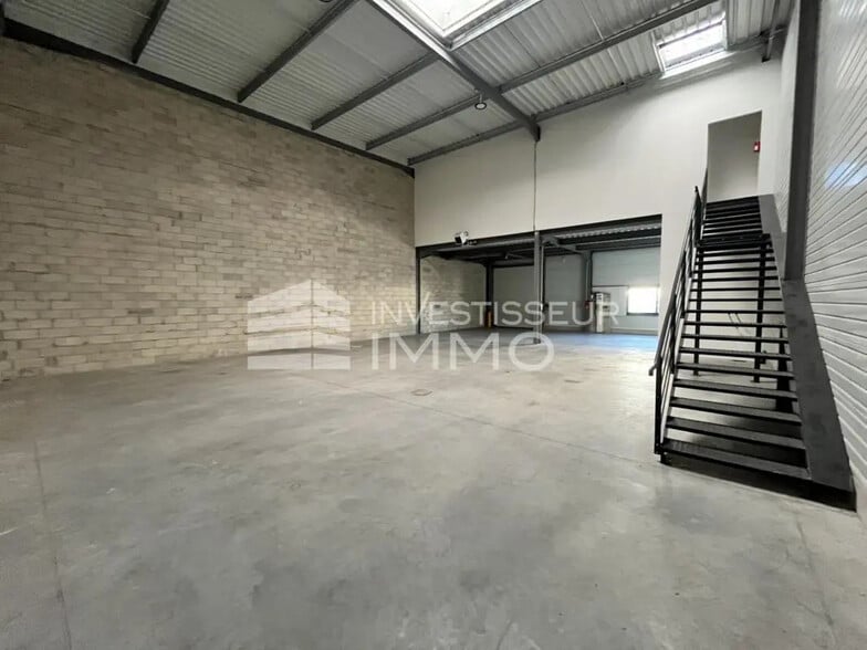 Flex in Aulnay-sous-Bois for lease - Interior Photo - Image 1 of 5