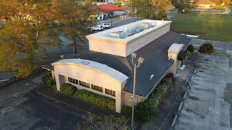 Freestanding Restaurant Building + Drive Thru - Restaurant avec service au volant