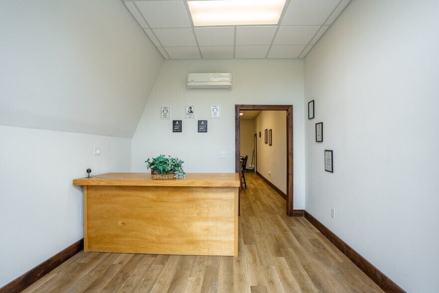 1110 N Liberty St portfolio of 3 properties for sale on LoopNet.ca - Interior Photo - Image 2 of 12