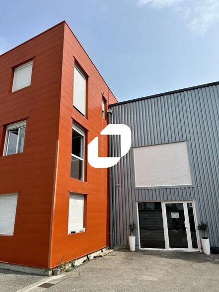 28 Rue Marcel Reynaud, Crolles à louer - Photo du bâtiment - Image 1 de 8