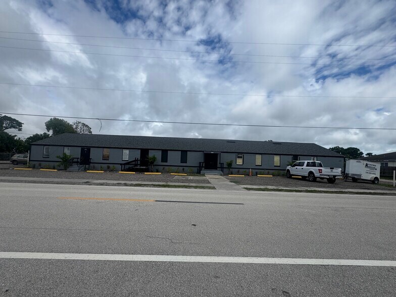 208 4th St, Fort Myers, FL à louer - Photo du bâtiment - Image 3 de 3
