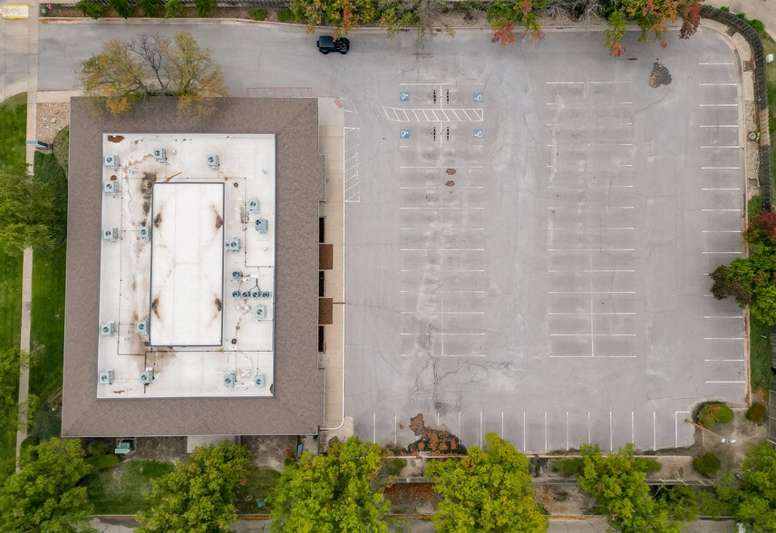 655 N Woodlawn St, Wichita, KS for lease - Building Photo - Image 2 of 5