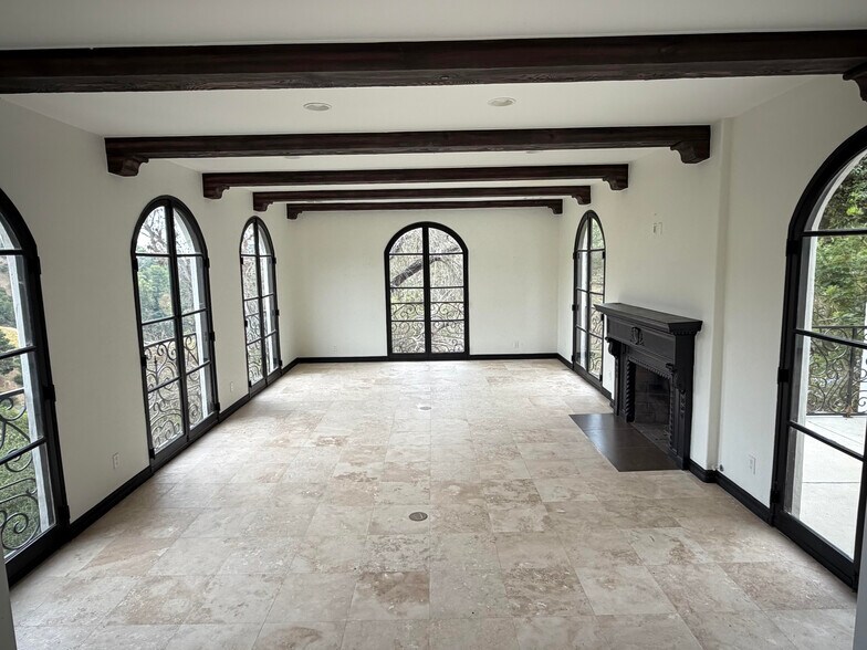 1301 N Beverly Dr, Beverly Hills, CA à vendre - Photo du bâtiment - Image 2 de 36