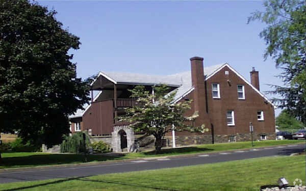 2222 Trenton Rd, Levittown, PA à louer Photo principale- Image 1 de 3