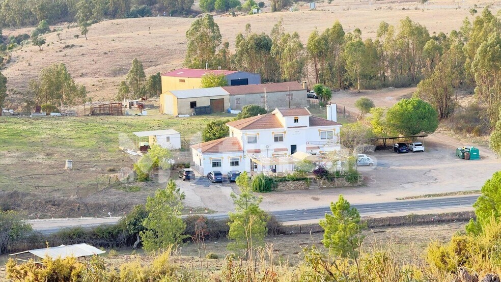 Restaurante con vivienda y suelo agrario portefeuille de 2 propriétés à vendre sur LoopNet.ca - Photo du bâtiment - Image 3 de 17