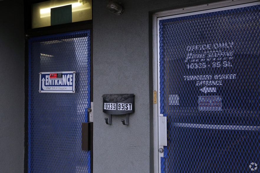 10335 95th St NW, Edmonton, AB à louer - Photo du bâtiment - Image 3 de 9