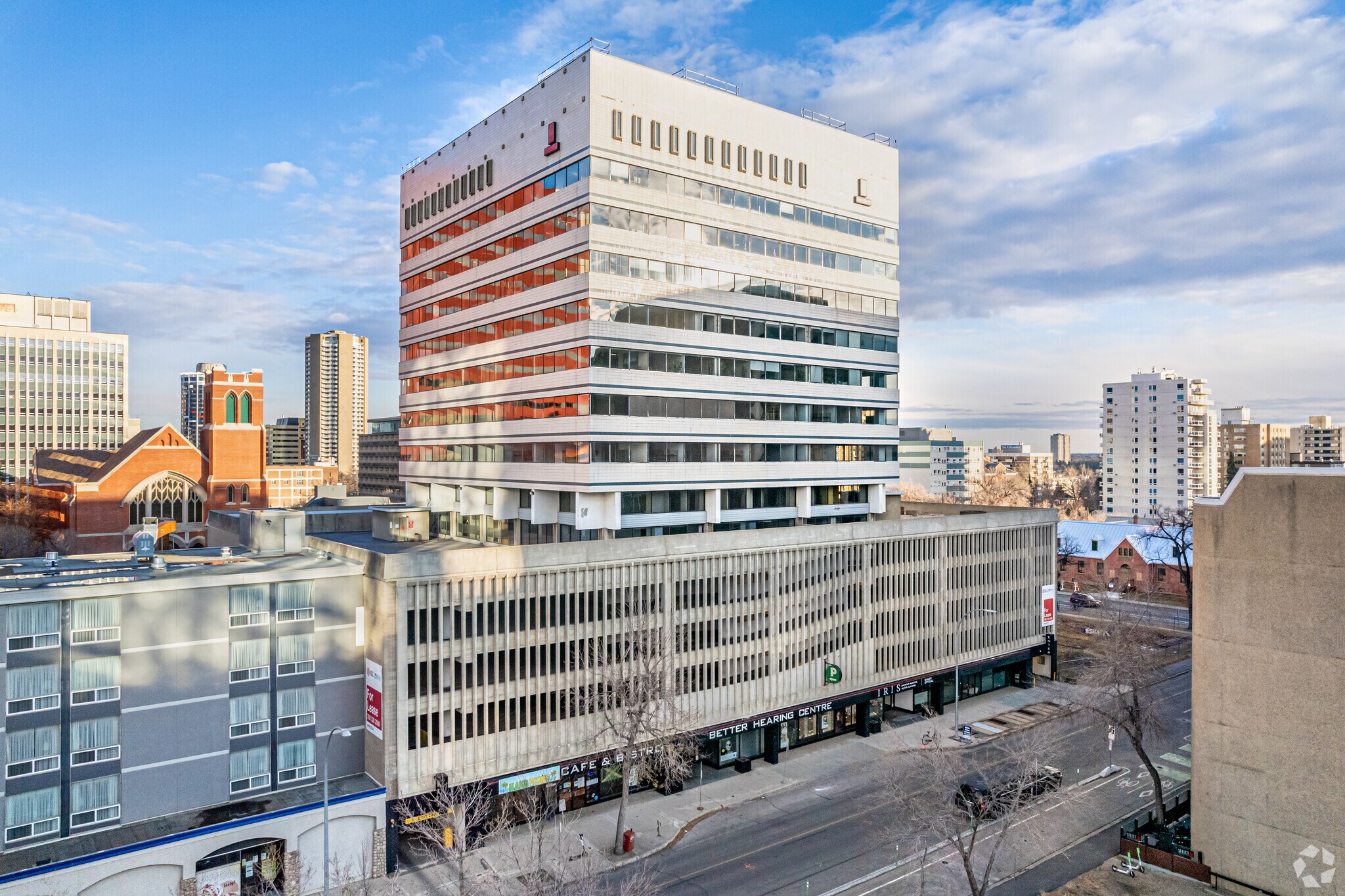 10025 106th St NW, Edmonton, AB à vendre Photo principale- Image 1 de 13