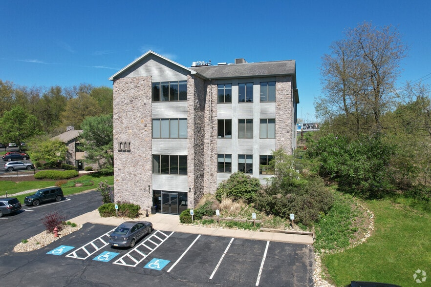 Medical Office Portfolio portfolio of 7 properties for sale on LoopNet.ca - Primary Photo - Image 1 of 7