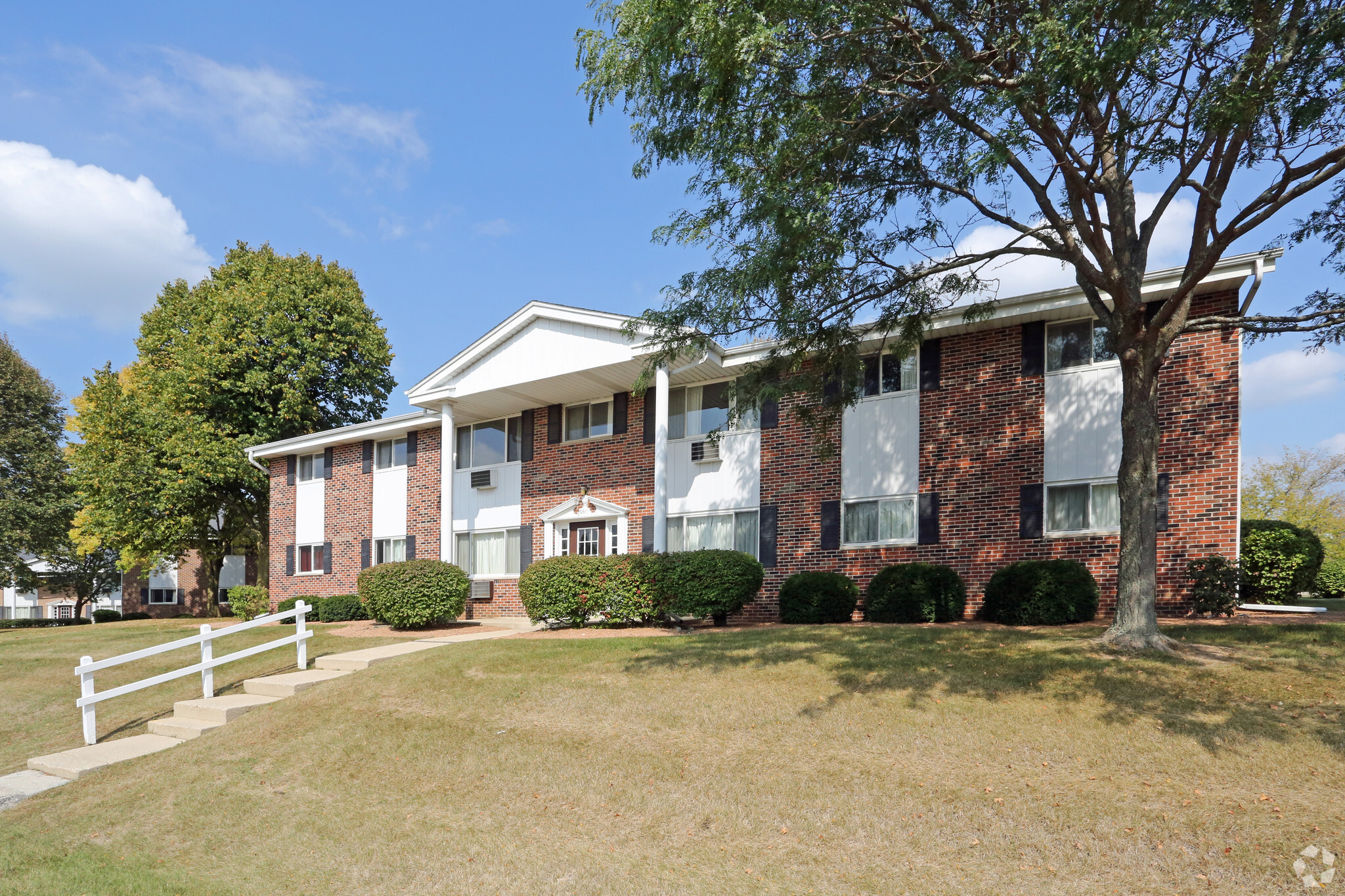 1033-1095 Lowell Dr, Oconomowoc, WI for sale Primary Photo- Image 1 of 18