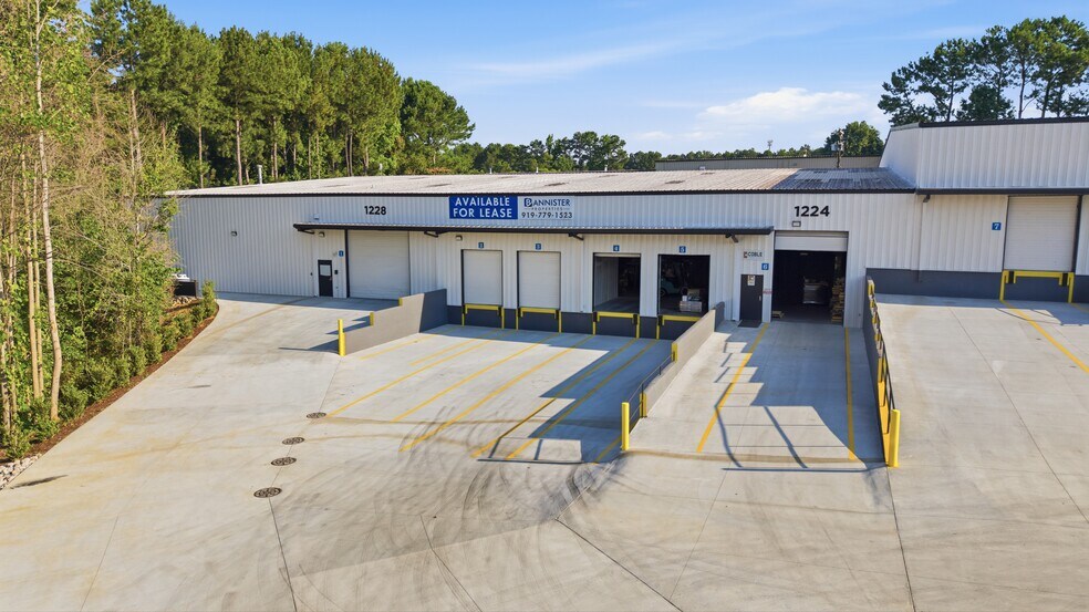 1216-1228 United Dr, Raleigh, NC à louer - Photo du bâtiment - Image 1 de 4