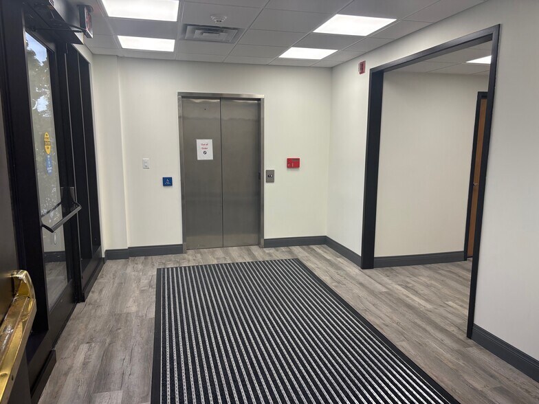 1829 Maple Rd, Williamsville, NY à louer - Photo du bâtiment - Image 3 de 71